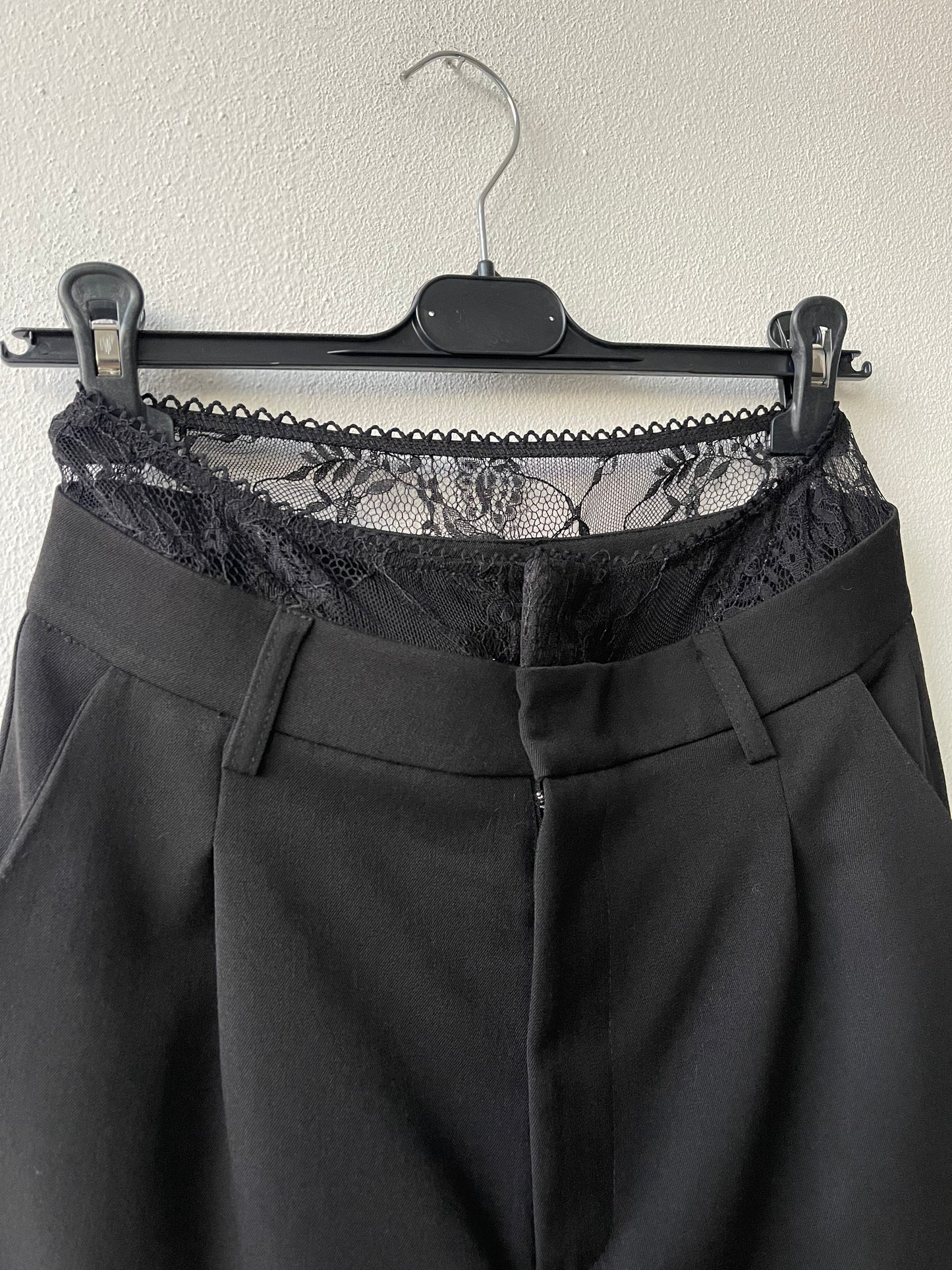 Pantalone dettaglio pizzo