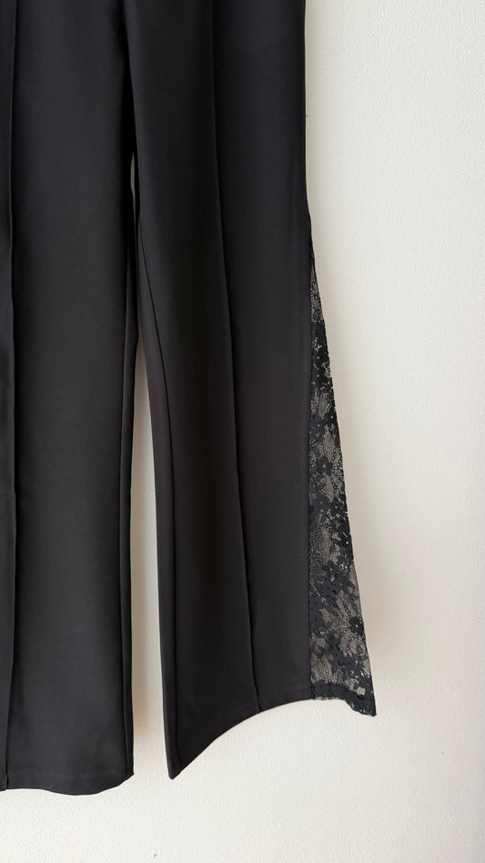 Pantalone nero flare inserto pizzo