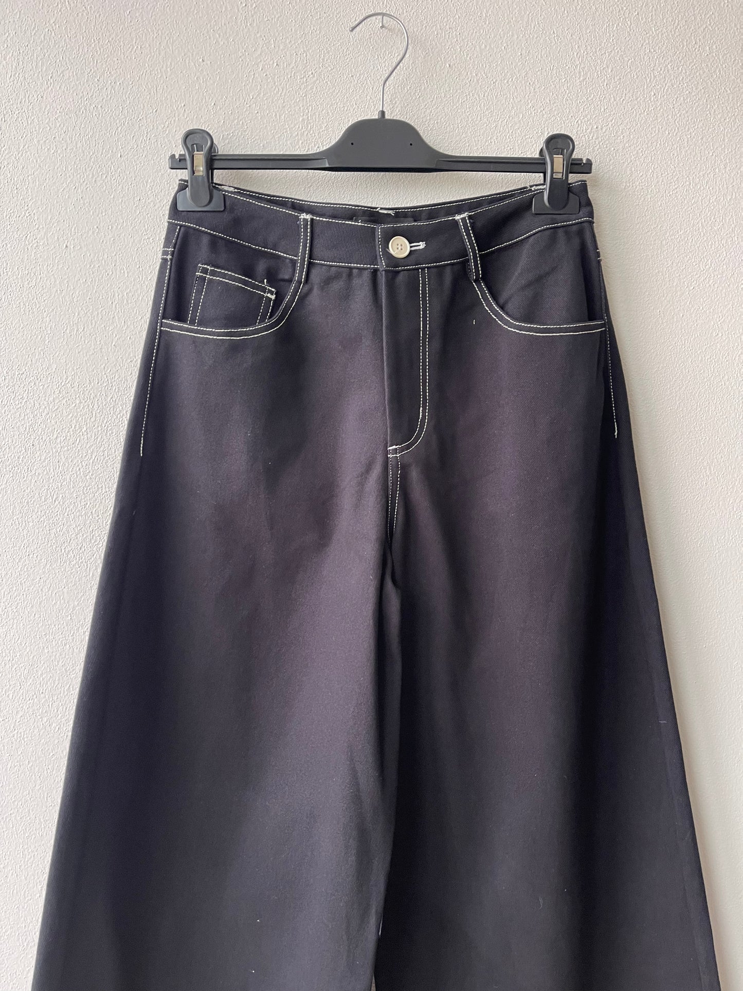 Black jeans with stitching