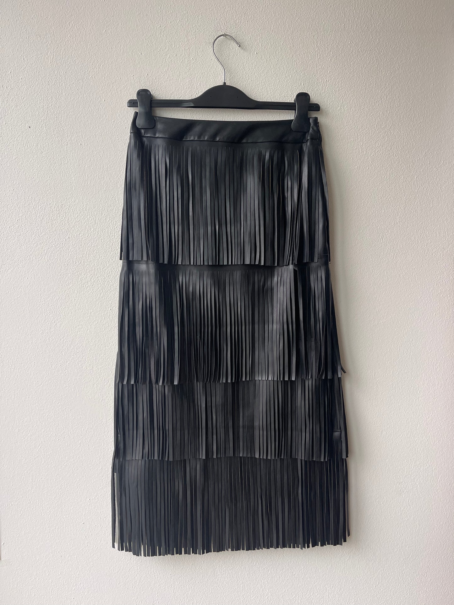 Gonna ecopelle nera frange