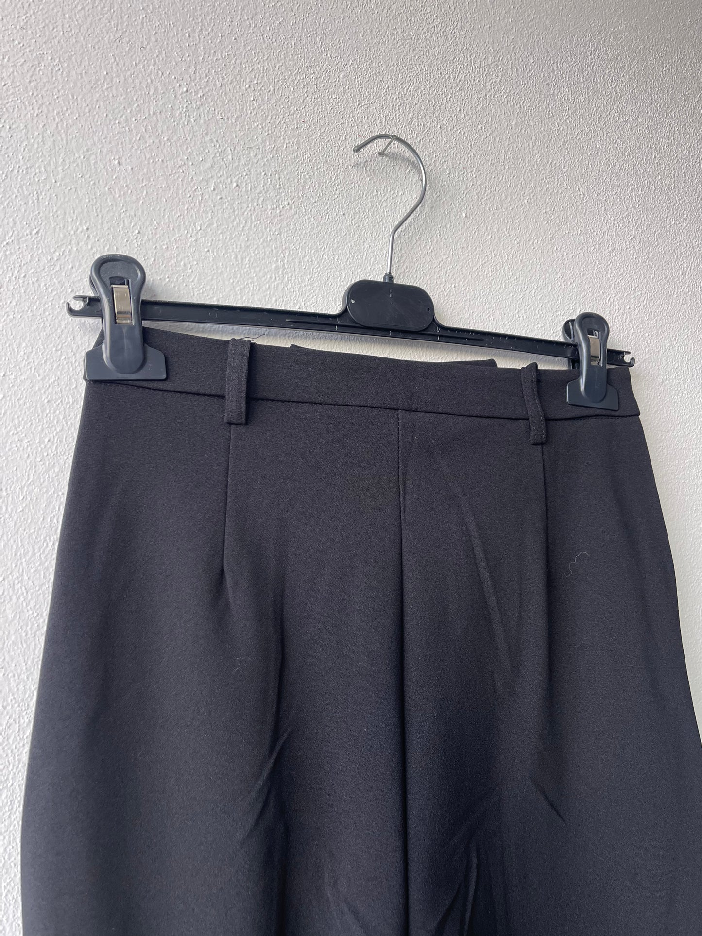 Pantalone flare nero con spacchetto davanti
