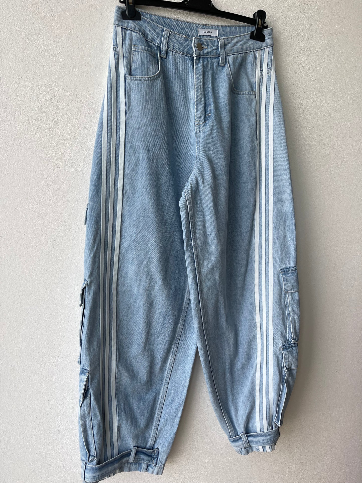 Jeans cargo con strisce
