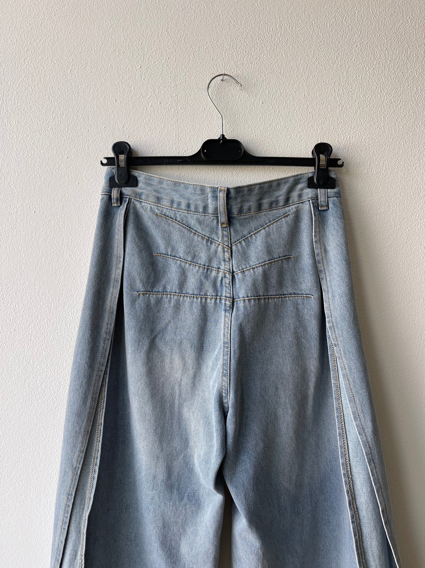 Jeans balloon spacco
