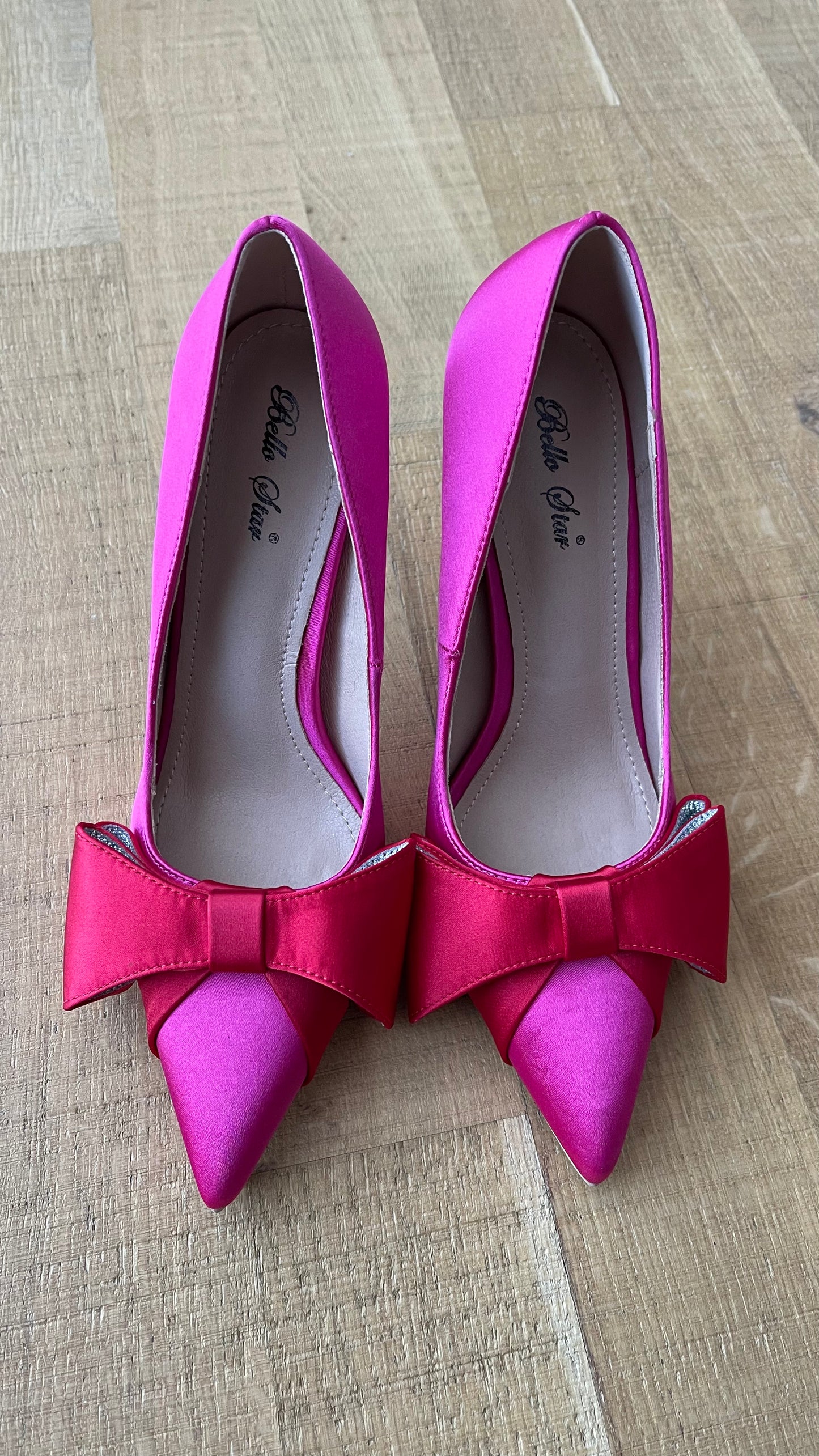 Red bow heel