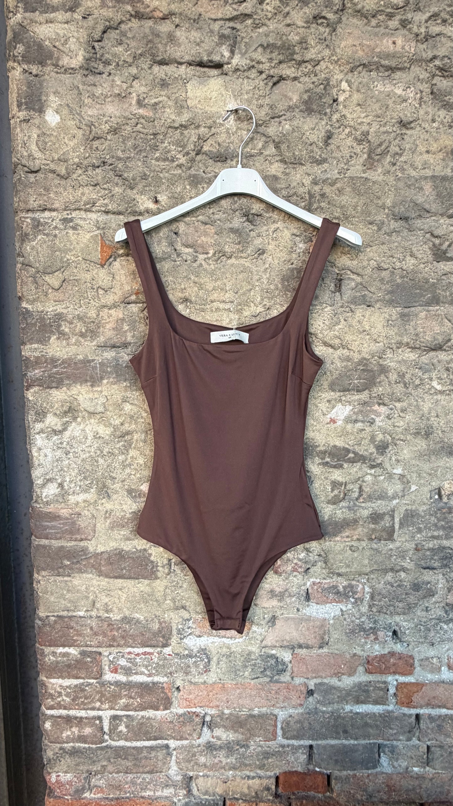 Body square marrone