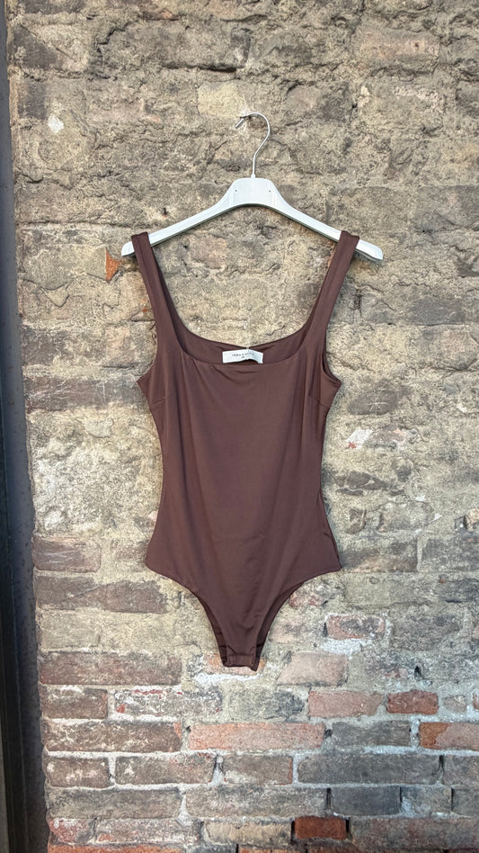 Body square marrone