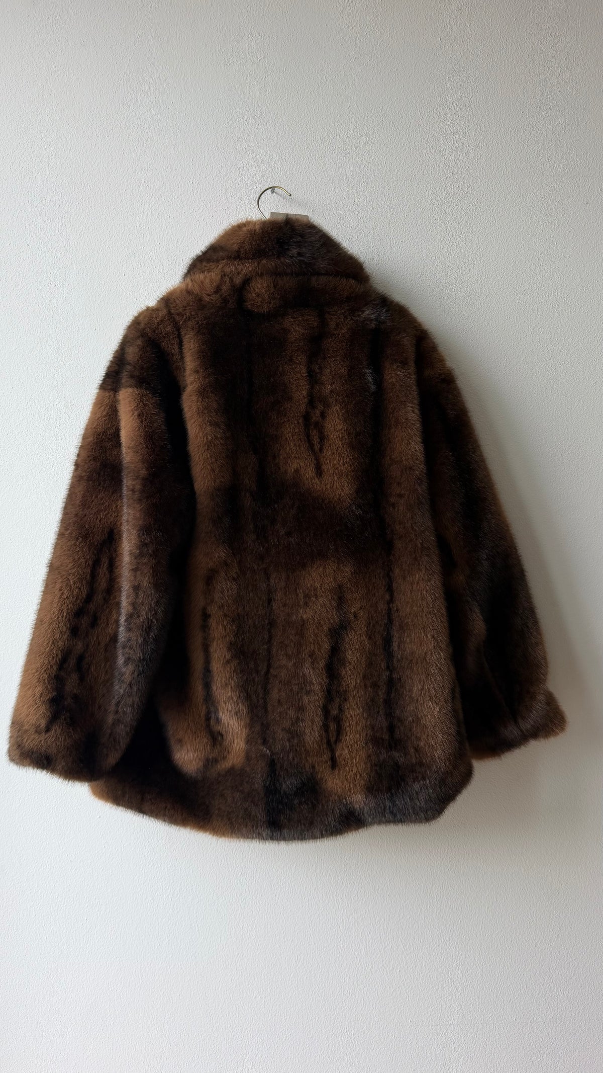 Pelliccia eco marrone nera