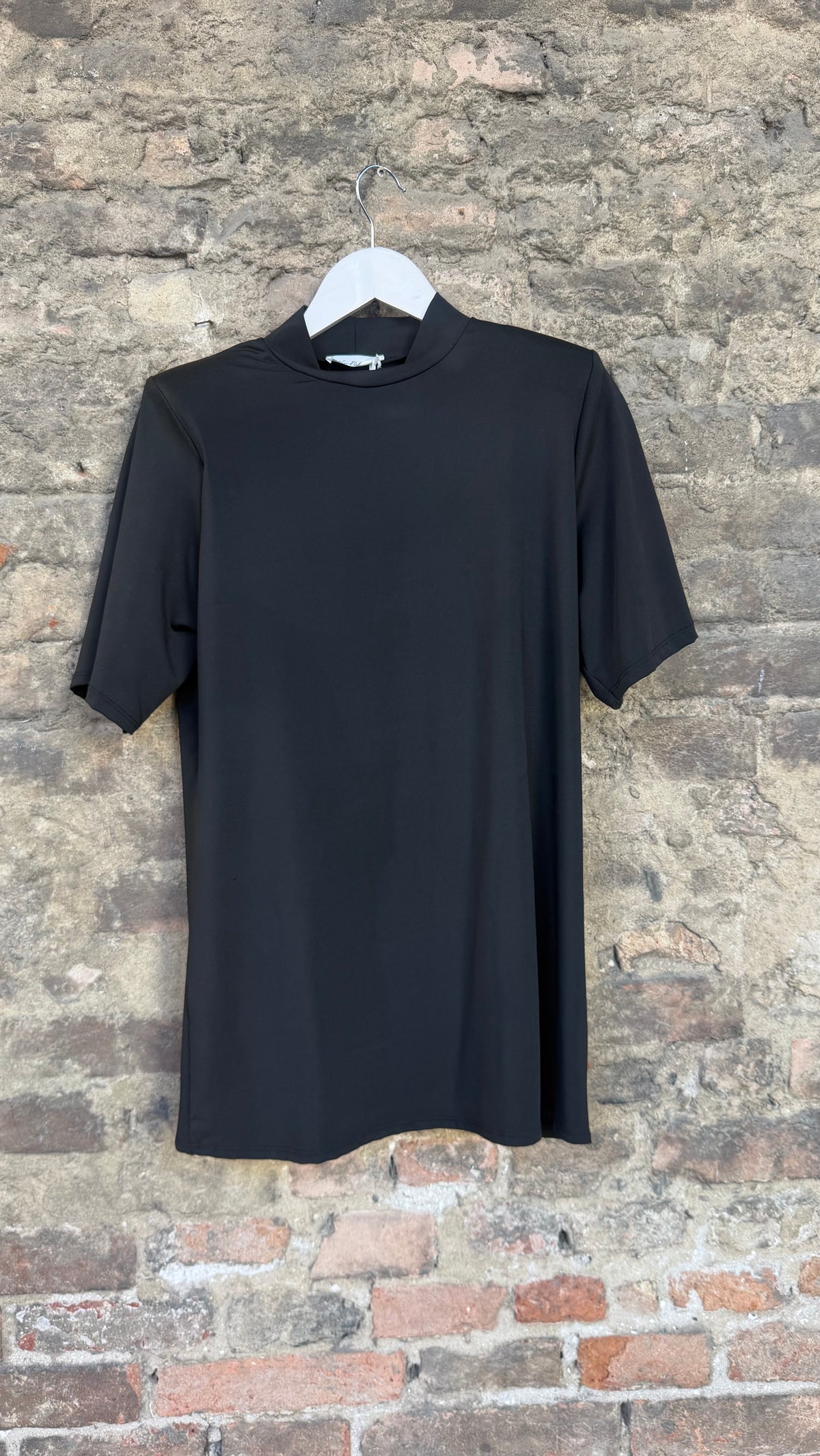 T-shirt spallina imbottita