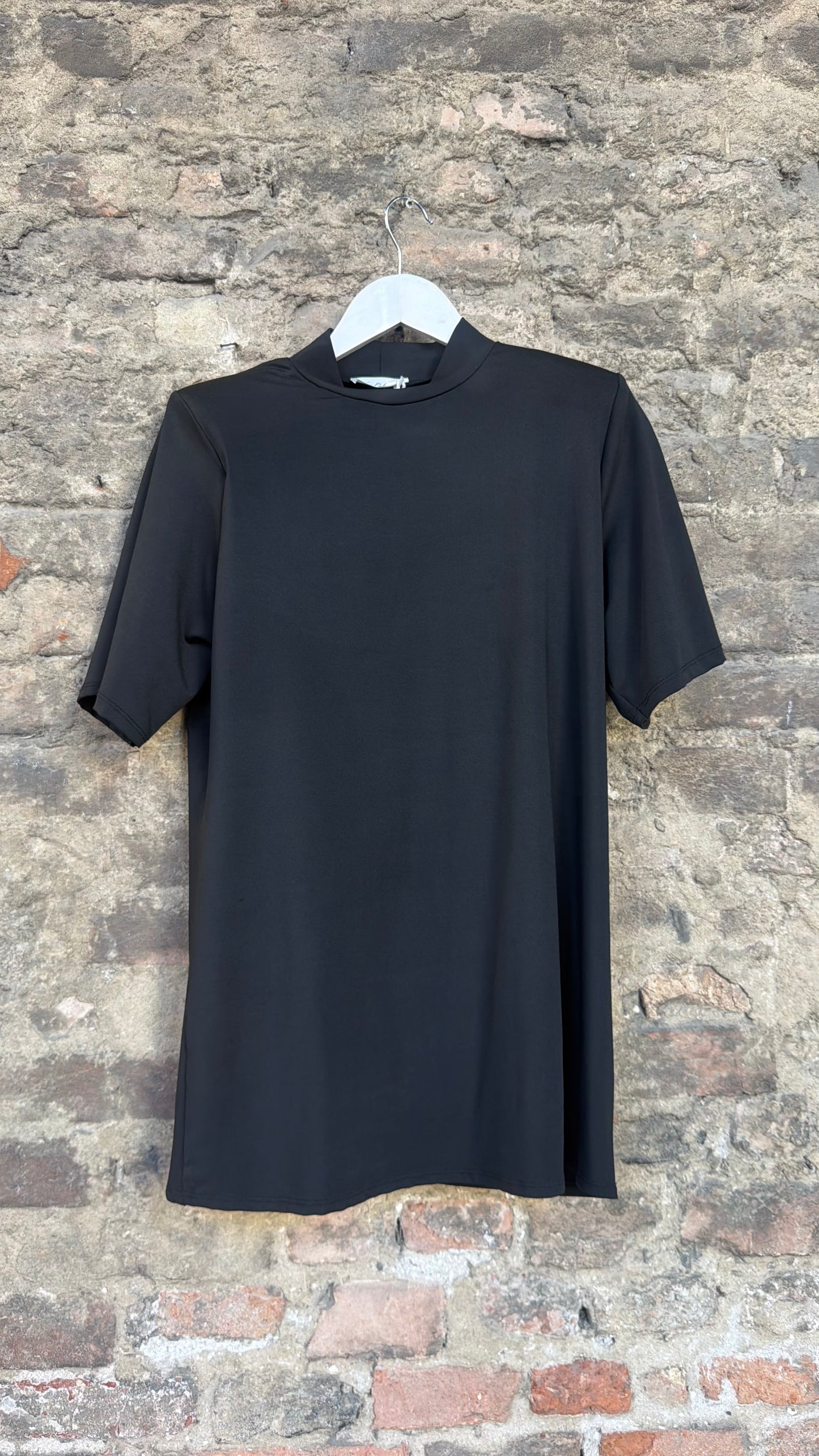 T-shirt spallina imbottita