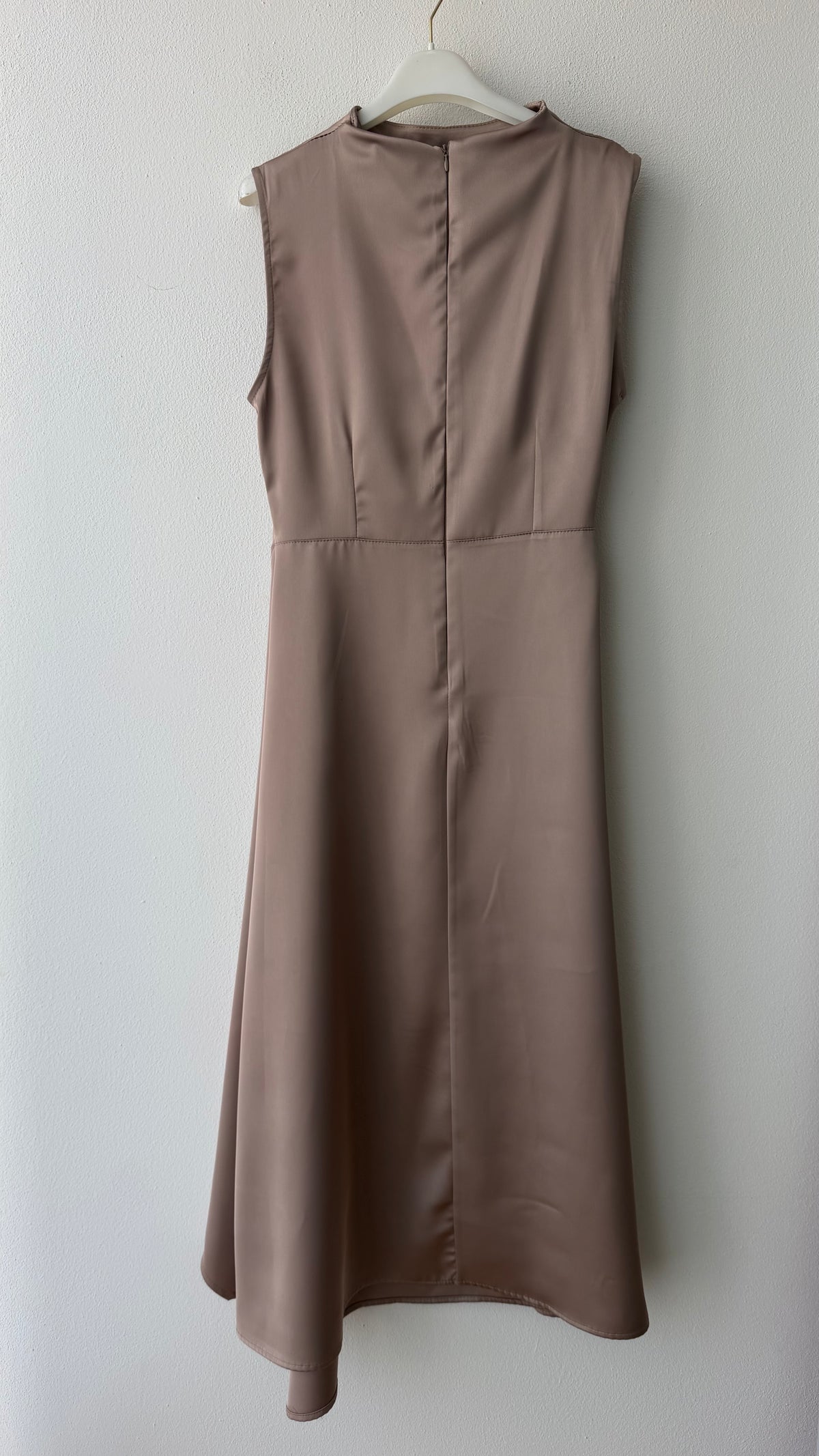 Abito in satin con dettaglio oro