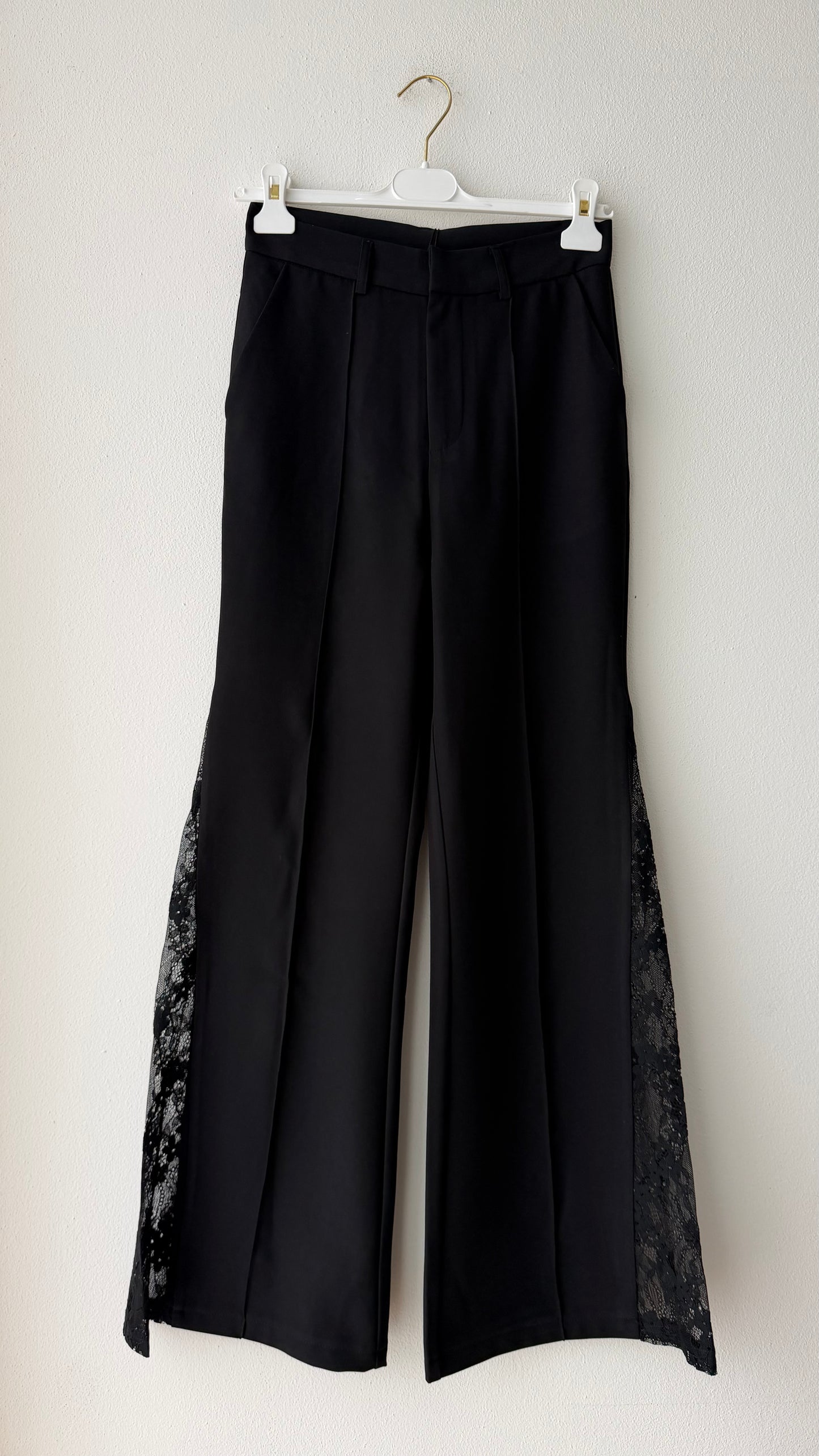 Pantalone nero flare inserto pizzo