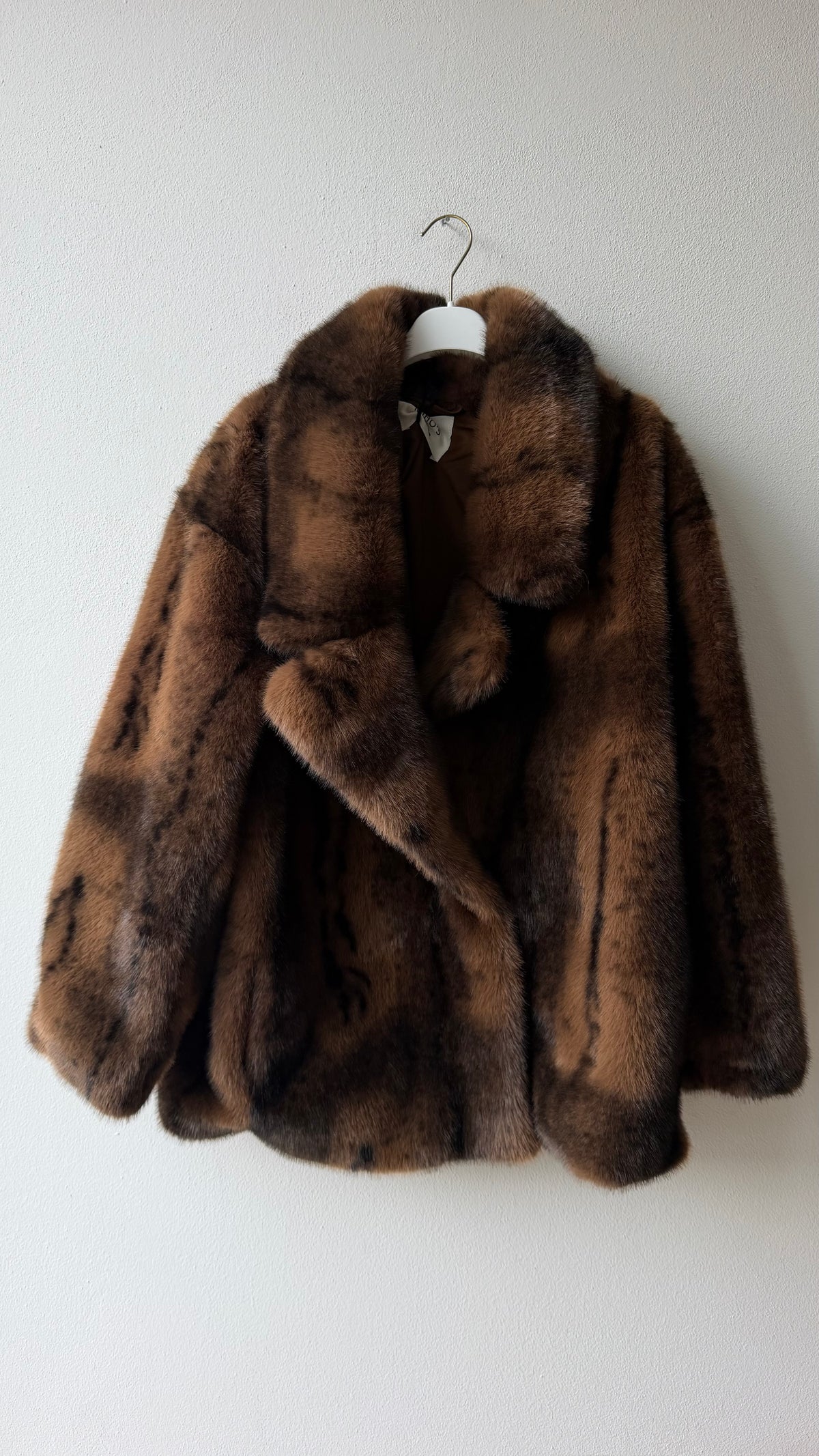 Pelliccia eco marrone nera