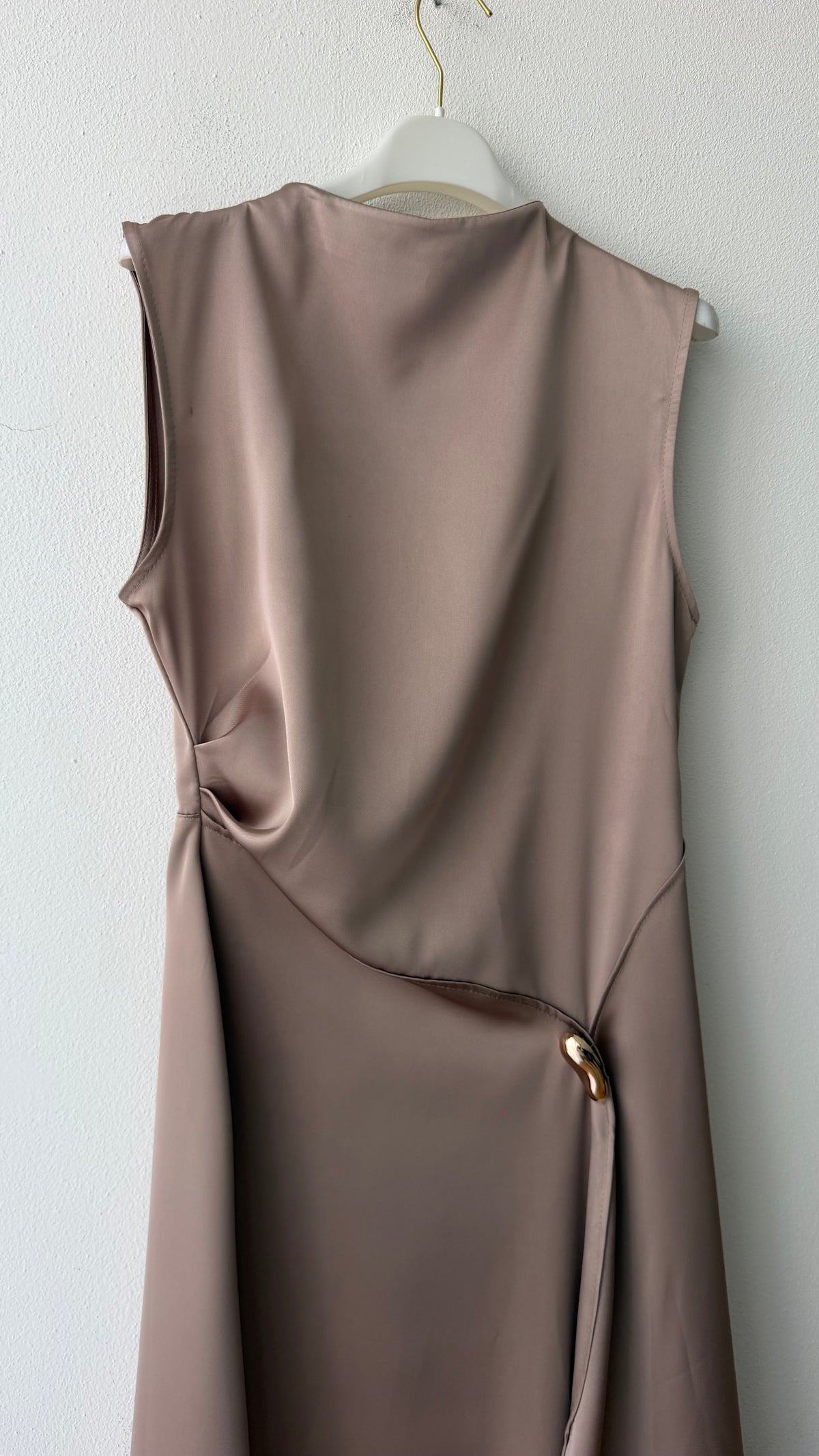 Abito in satin con dettaglio oro
