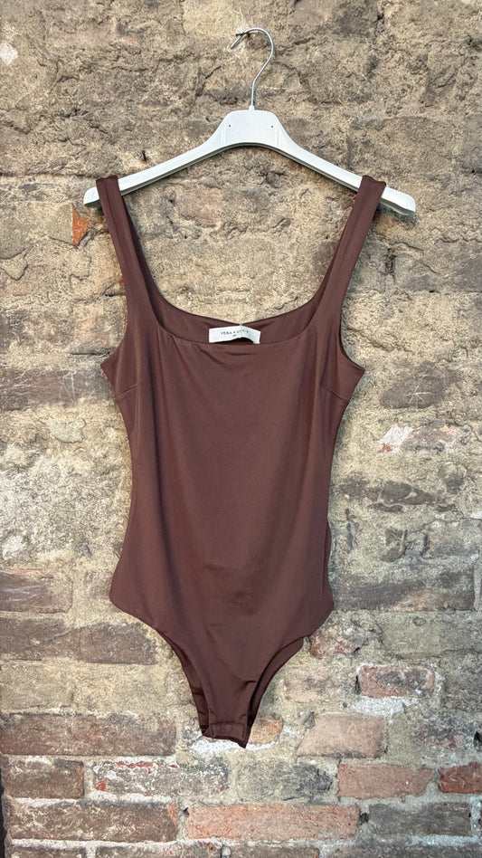 Body square marrone