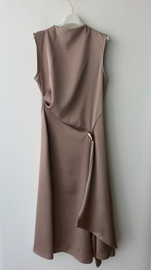 Abito in satin con dettaglio oro