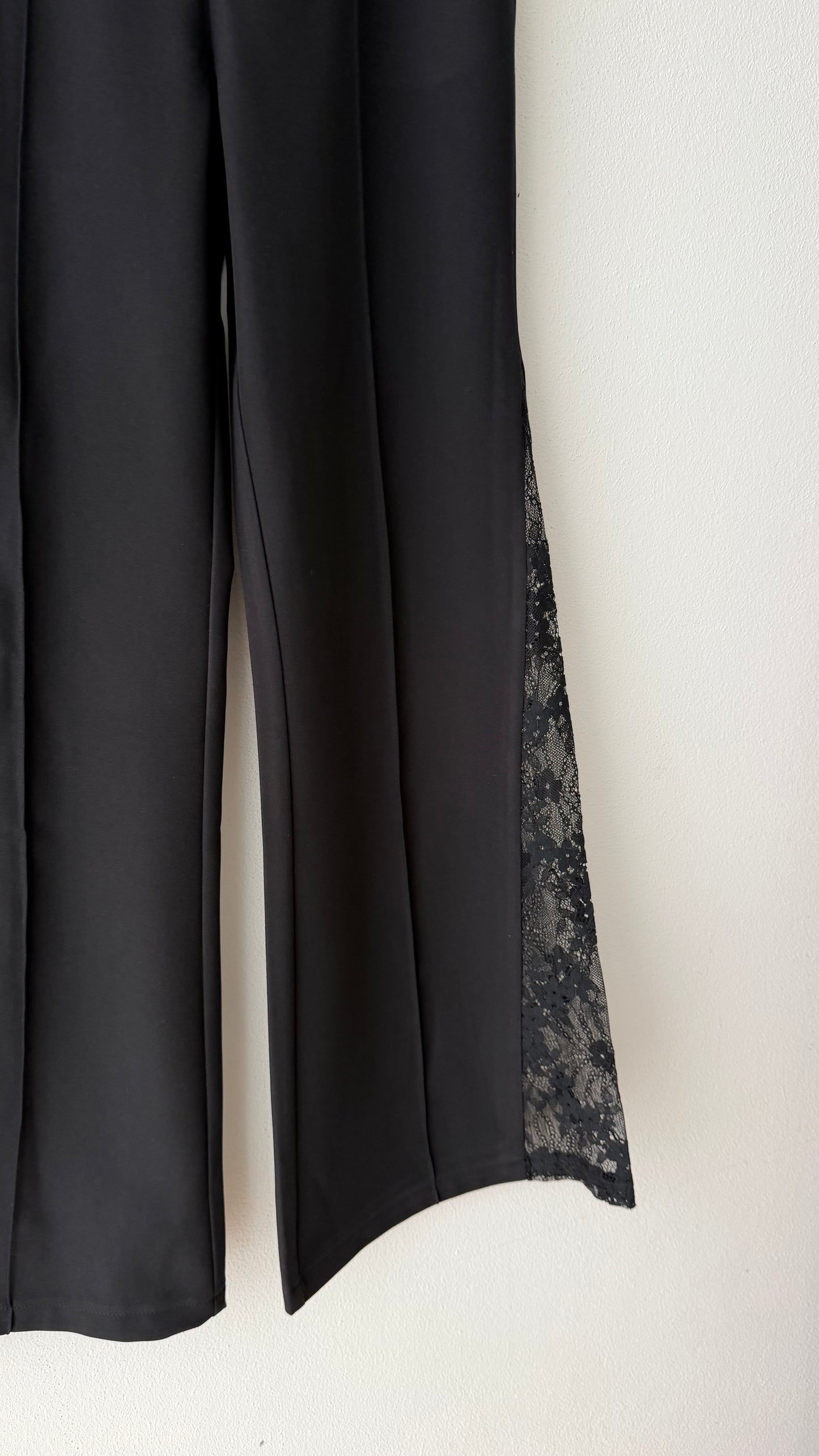 Pantalone nero flare inserto pizzo