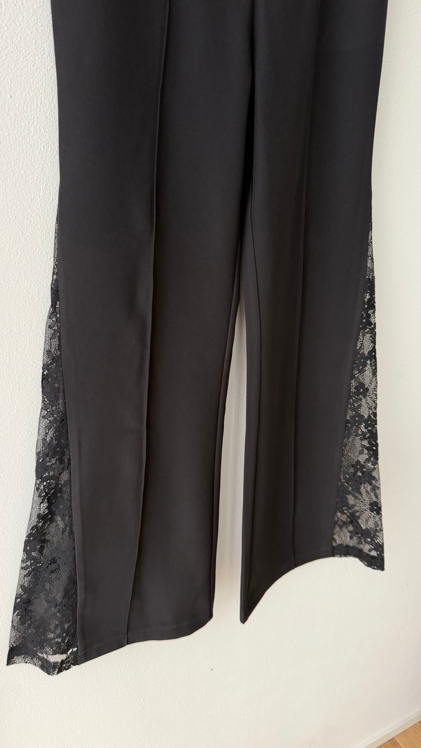 Pantalone nero flare inserto pizzo