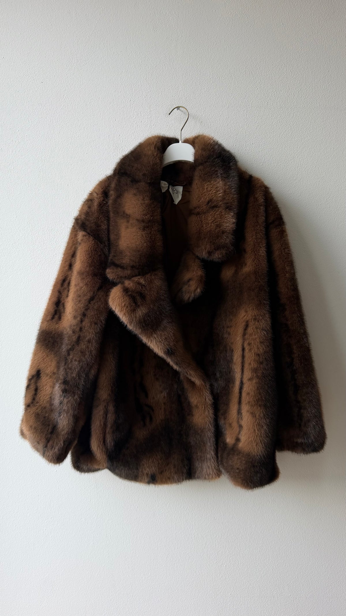Pelliccia eco marrone nera