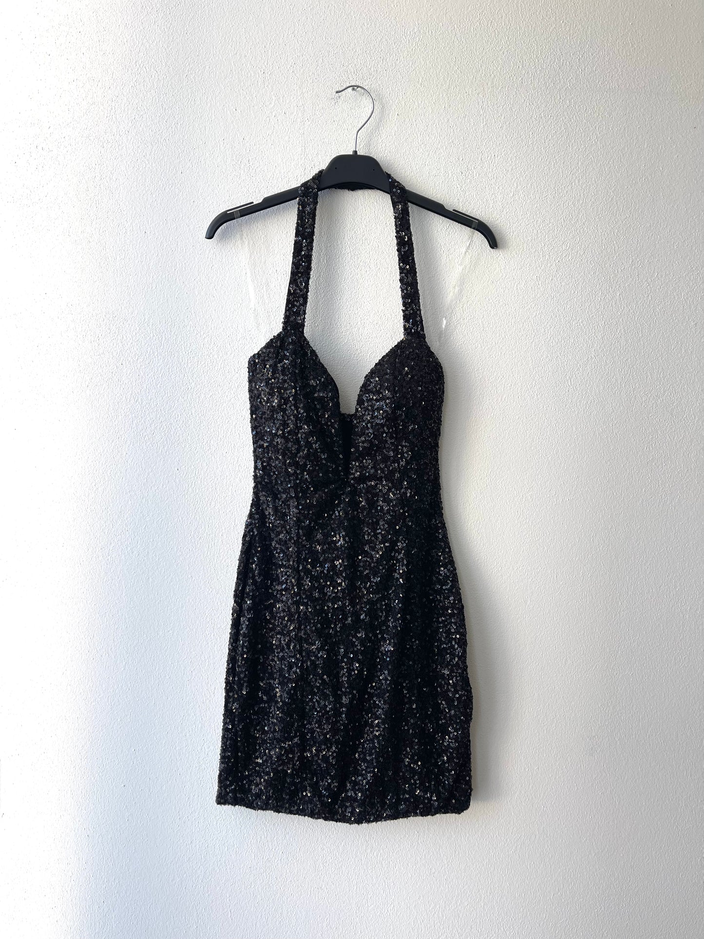 Abito paillettes con scollo profondo