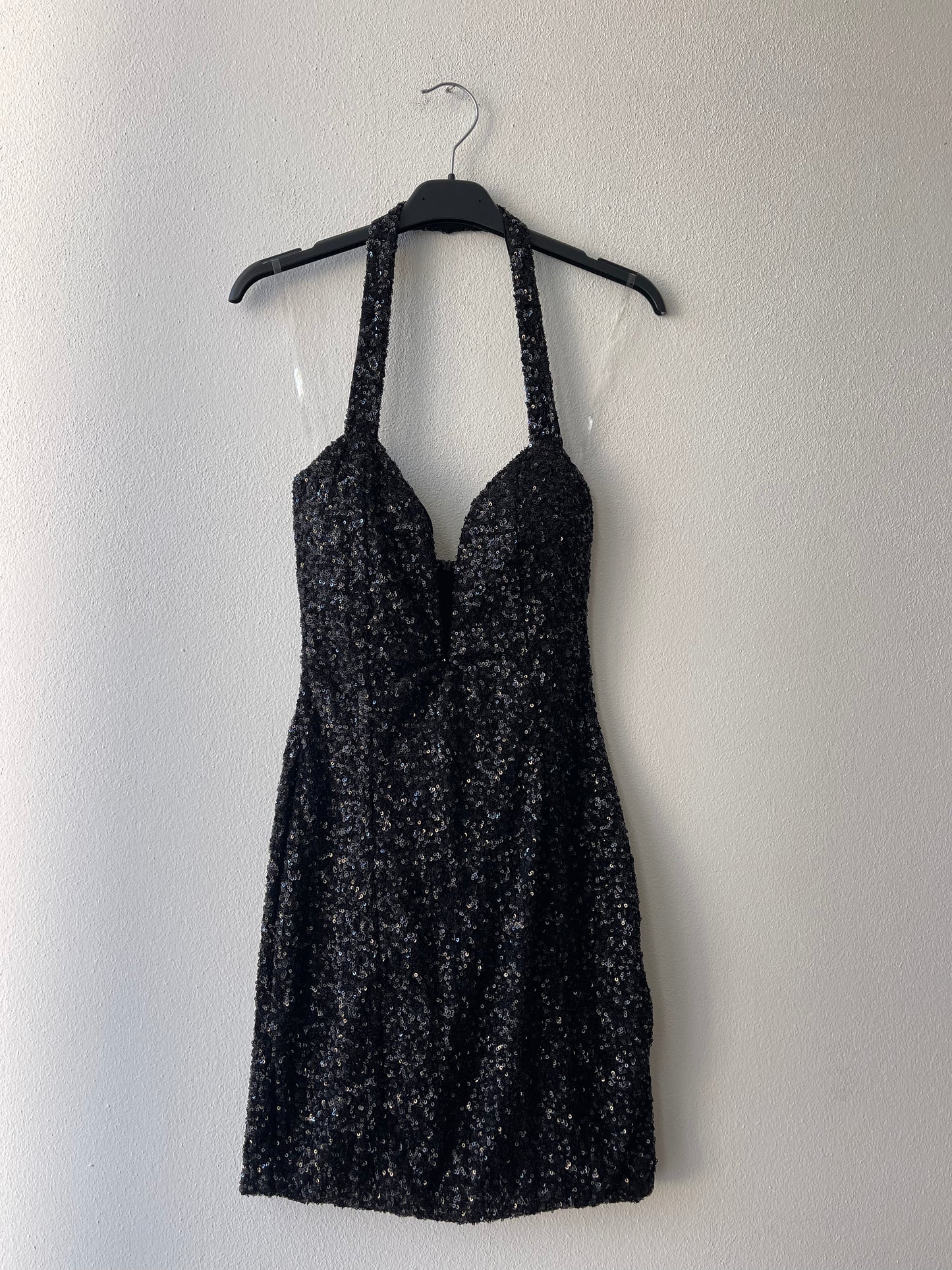 Abito paillettes con scollo profondo