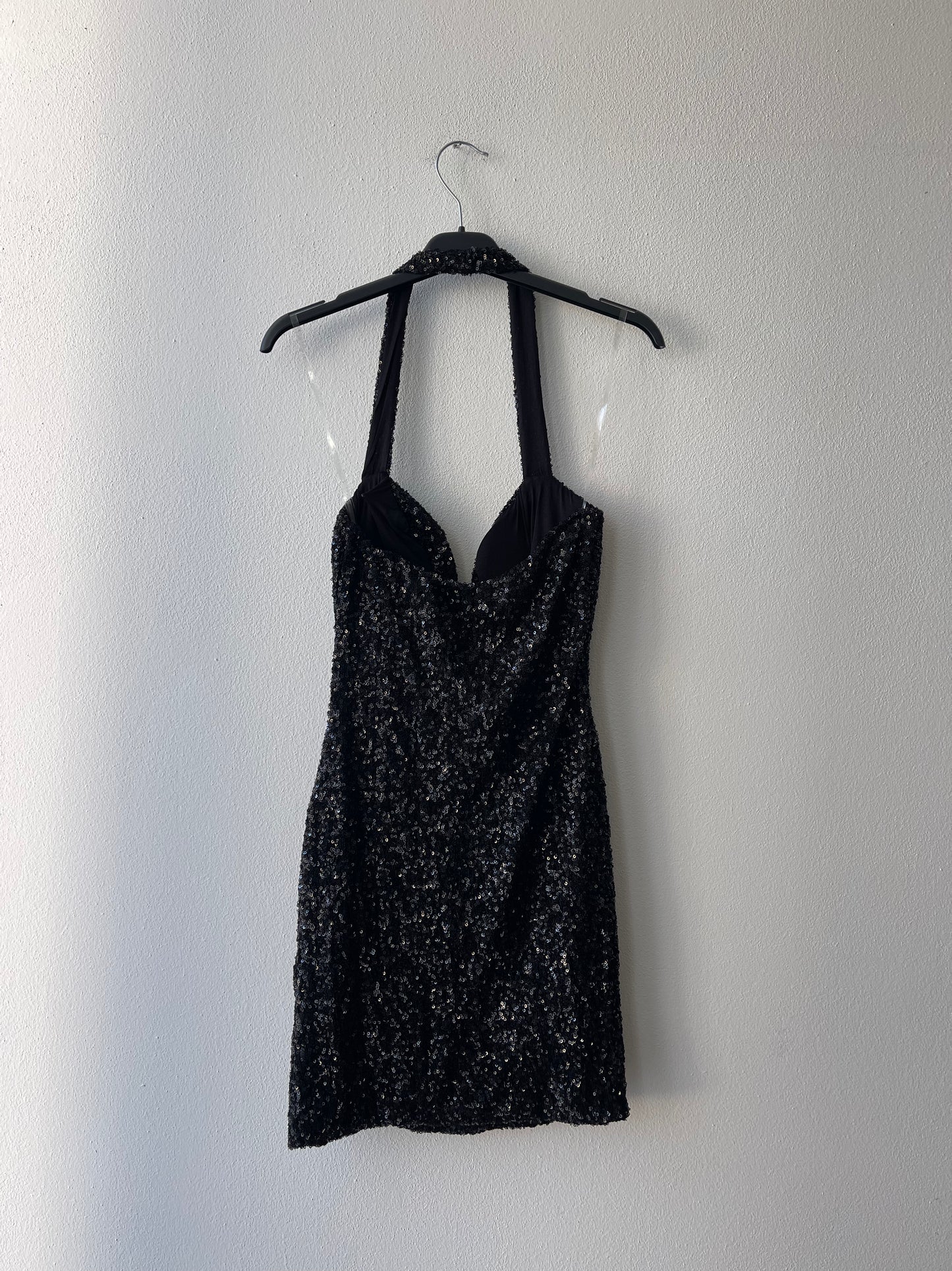 Abito paillettes con scollo profondo