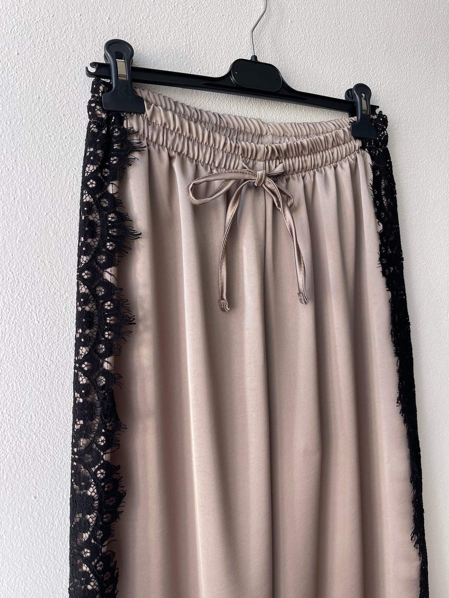 Pantaloni satin pizzo