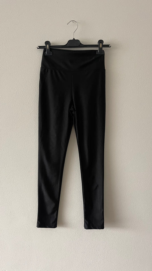 Shiny black leggings
