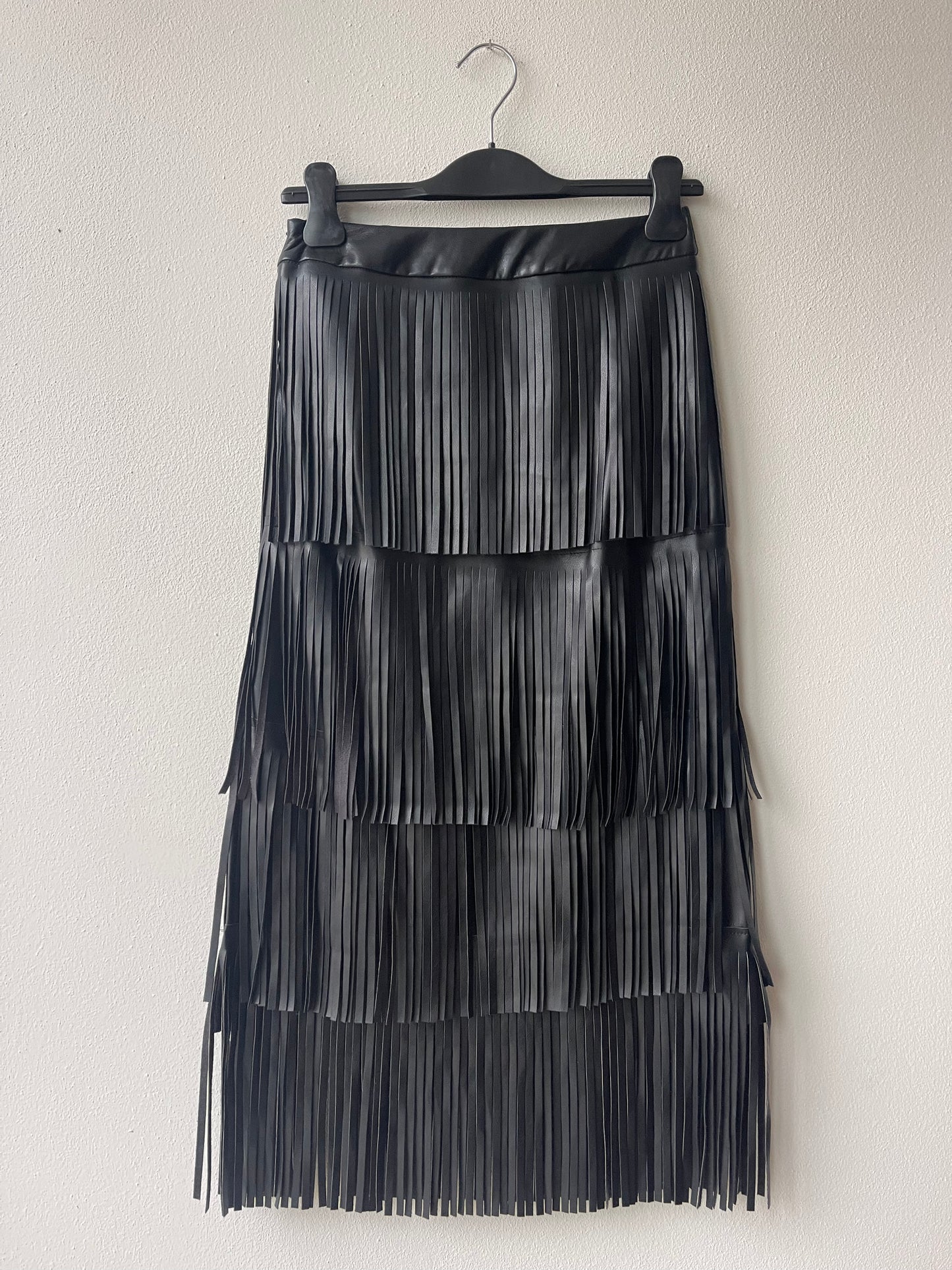 Gonna ecopelle nera frange