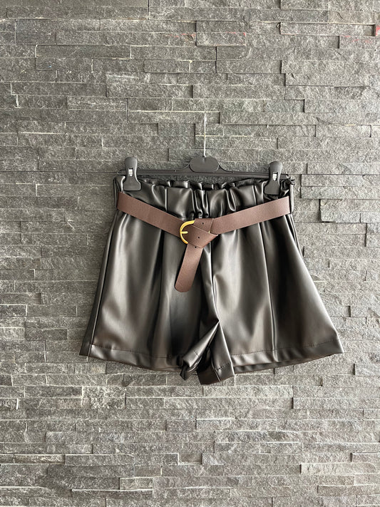 Shorts neri ecopelle con cintura