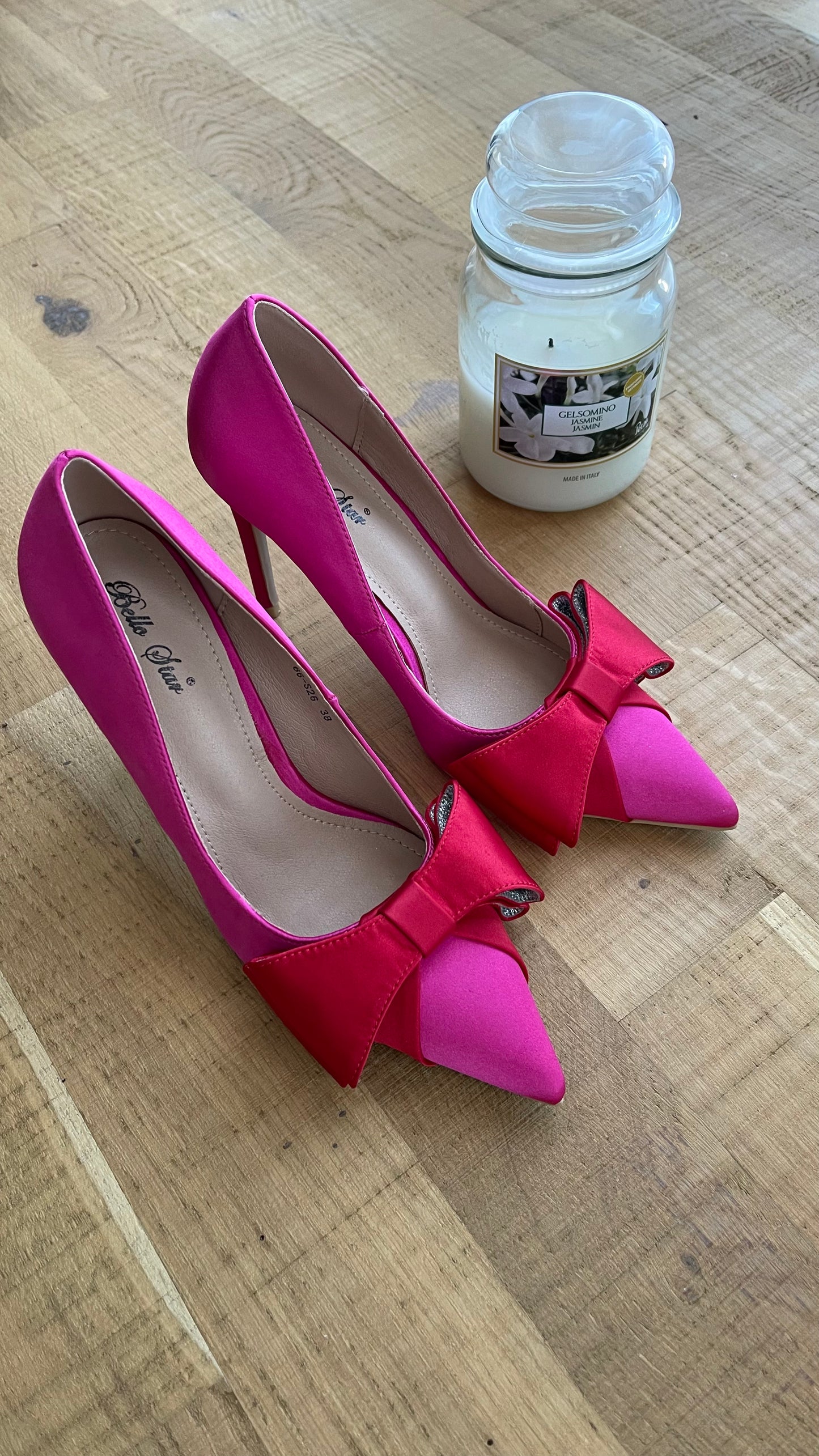 Red bow heel